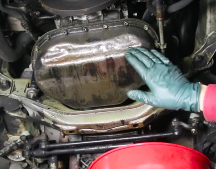 Car outlet oil pan